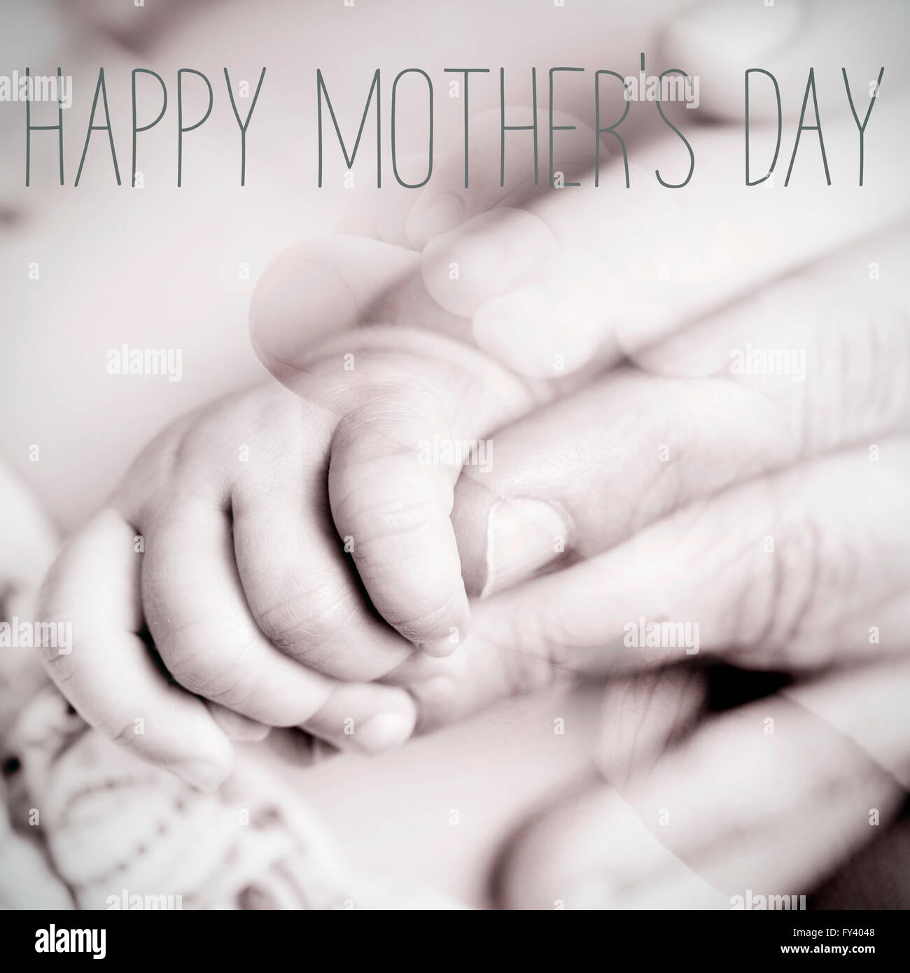 Text happy Muttertag in einer Nahaufnahme der Hand eines Babys greifen die Finger von seiner Mutter, in schwarz und weiß Stockfoto