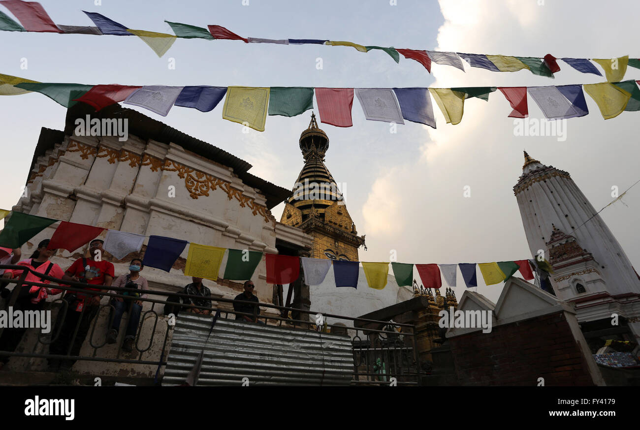 Kathmandu, Nepal. 20. April 2016. Besucher genießen die Talblick von der World Heritage Site Swayambhunath Stupa oder Affentempel in Kathmandu, Nepal, 20. April 2016. Prozess des Wiederaufbaus vollzieht sich in Swayambhunath Stupa wie es letztes Jahr bei dem Erdbeben stark beschädigt wurde. © Sunil Sharma/Xinhua/Alamy Live-Nachrichten Stockfoto