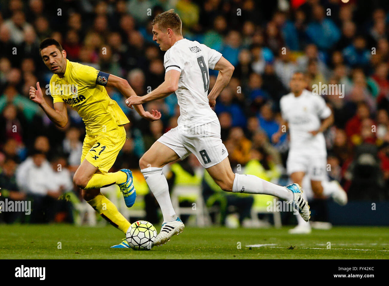 20.04.2016. Madrid, Spanien.  Toni Kroos (8) Real Madrid und Bruno Soriano Llid &#x143; (21) Villerreal CF. La Liga-Fußball-match zwischen Real Madrid und Villerreal CF im Santiago Bernabeu Stadion in Madrid, Spanien, 20. April 2016. Stockfoto