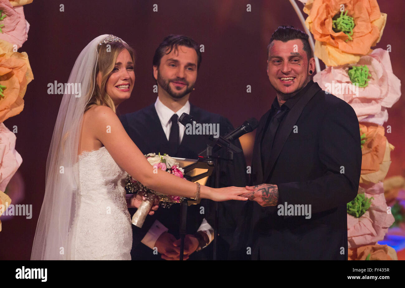 Eltville, Deutschland. 20. April 2016. Kandidatin Sandra Berger (L) und ihr frisch vermählte Ehemann Victor (R) im Bild neben Samuel Diekmann (C), die die Ehe Predigt während der Aufnahme der deutschen Reality-Talent-Show "Deutschland Sucht Den Superstar" geliefert (DSDS, beleuchtet. Deutschland sucht den Superstar) vom Privatsender RTL im Kloster Eberbach in Eltville, Deutschland, 20. April 2016. Das Paar heiratete vor Kameras Rollen. Die Show wird voraussichtlich am 23. April ausgestrahlt werden. Foto: FRANK RUMPENHORST/Dpa/Alamy Live News Stockfoto