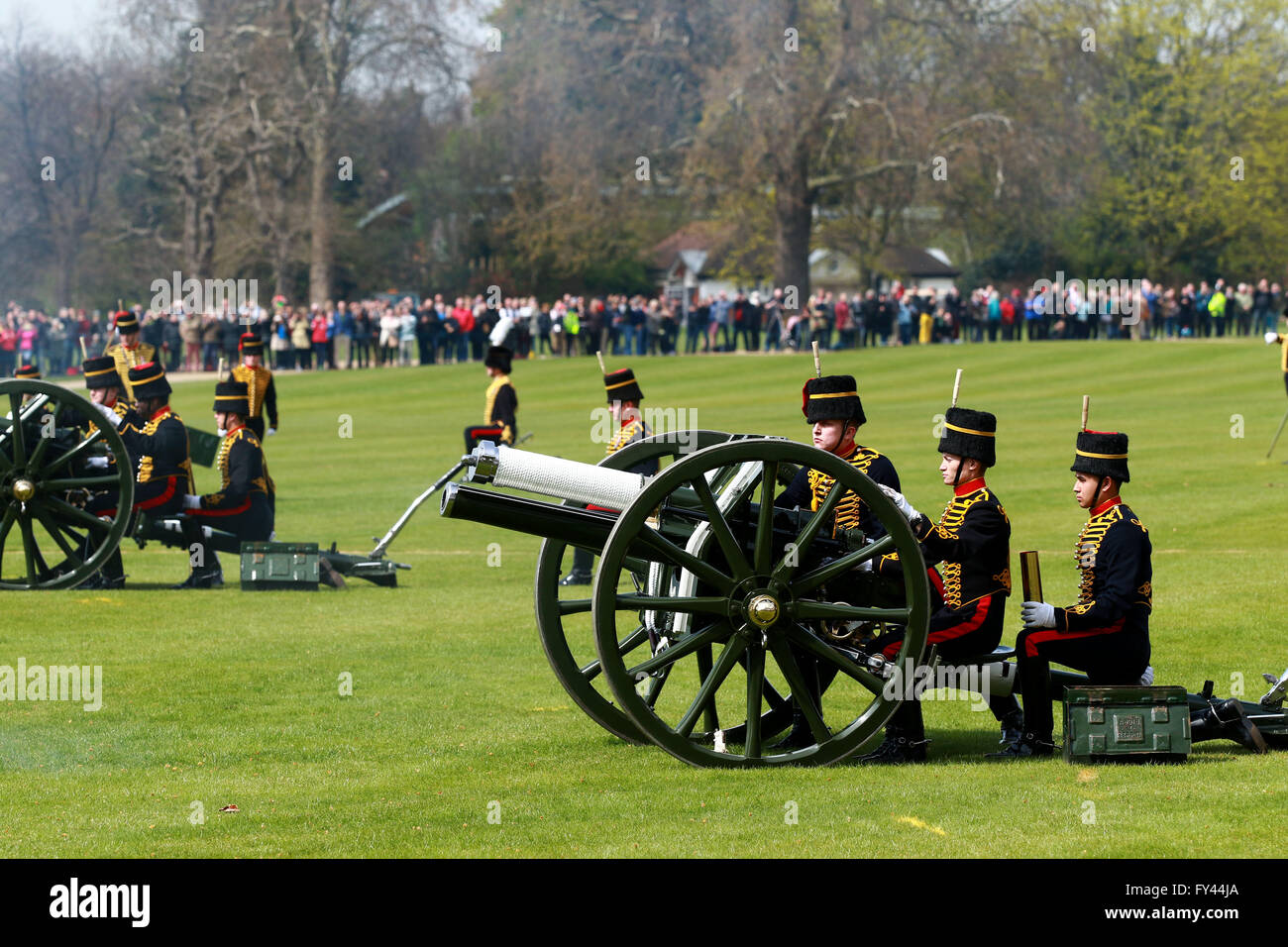 Hyde Park, London, UK. 21. April 2016. 41 Salutschüsse wird ausgelöst durch die Könige Troop Royal Horse Artillery im Hyde Park heute anlässlich des 90. Geburtstags von Königin Elizabeth II. Dies ist auch die Feierlichkeiten ihrer historischen Regierungszeit als längste Umhüllung Monarch Großbritanniens zu beginnen.   Bildnachweis: Paul Marriott/Alamy Live-Nachrichten Stockfoto