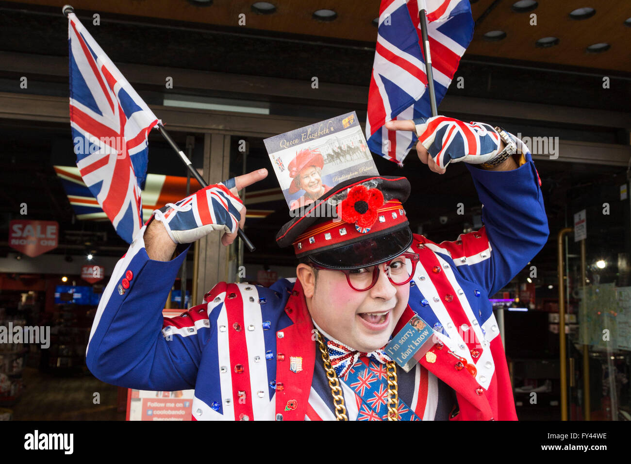 London, UK. 21. April 2016. Im Bild: Der coole Typ von Cool Britannia feiert den 90. Geburtstag von Queen Elizabeth am Piccadilly Circus, London feiert. Bildnachweis: Lebendige Bilder/Alamy Live-Nachrichten Stockfoto