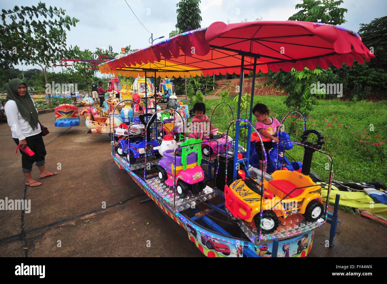 Jakarta, Indonesien. 21. April 2016. Indonesische Kinder spielen in einer Unterhaltung-Anlage in Jakarta, Indonesien, 21. April 2016. © Zulkarnain/Xinhua/Alamy Live-Nachrichten Stockfoto