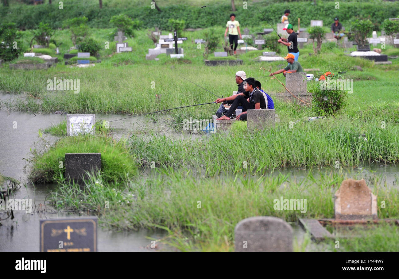 Jakarta, Indonesien. 21. April 2016. Die Leute Fischen auf einem überfluteten öffentlichen Friedhof in Jakarta, Indonesien, 21. April 2016. © Zulkarnain/Xinhua/Alamy Live-Nachrichten Stockfoto