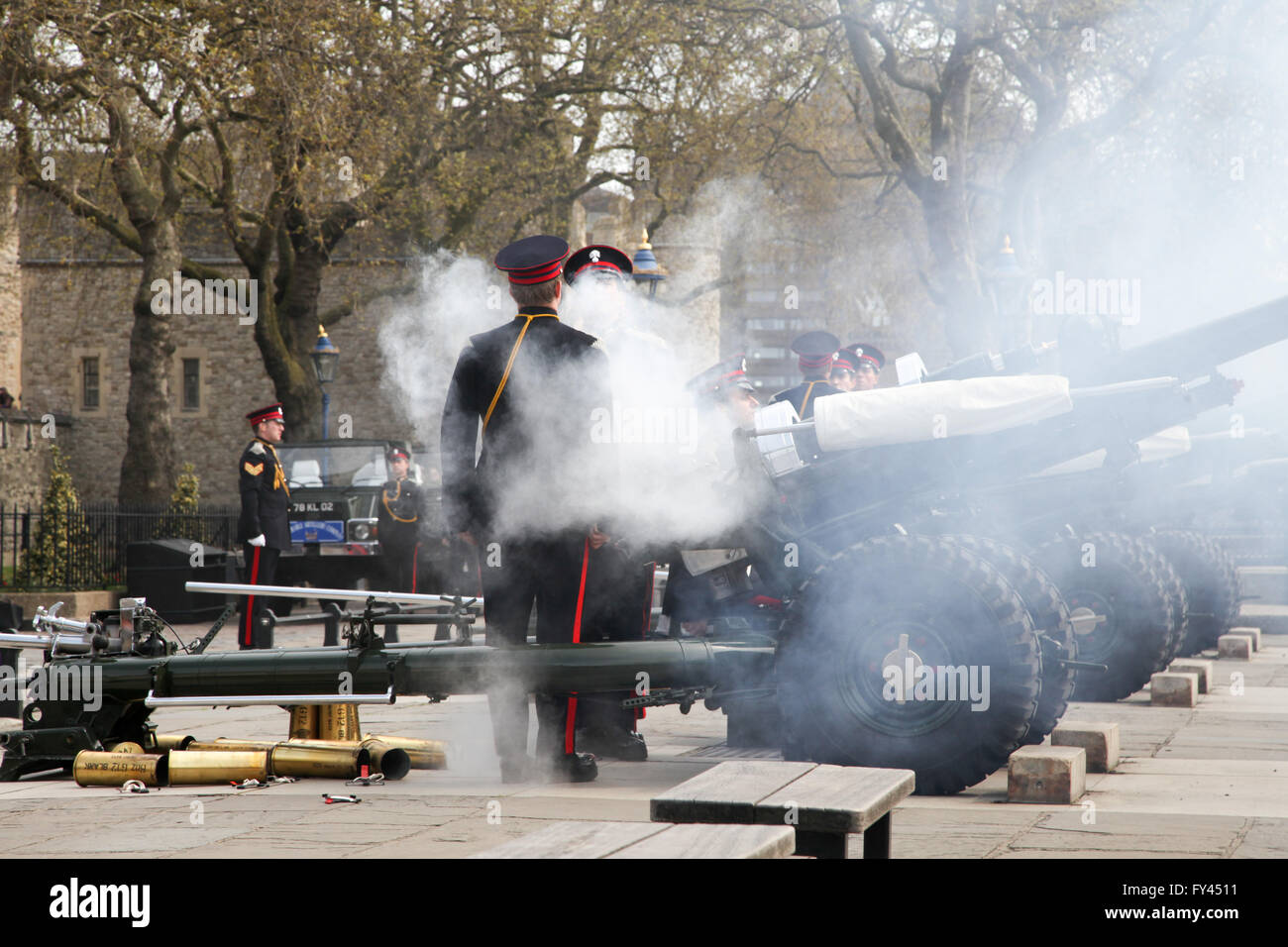 London, UK. 21. April 2016. London ist 21. April 2016 – The Royal Artillery ihrer Majestät 90. Geburtstag der Königin mit einem 62 Salutschüsse am Tower of London. Die drei L118 zeremoniellen Licht Kanonen, ähnlich denen operativ in den letzten Jahren in Afghanistan, werden verwendet, um über die Themse, 62 Salutschüsse abfeuern, mit Blick auf die HMS Belfast, in zehn Sekunden-Intervallen. Bildnachweis: Dinendra Haria/Alamy Live-Nachrichten Stockfoto