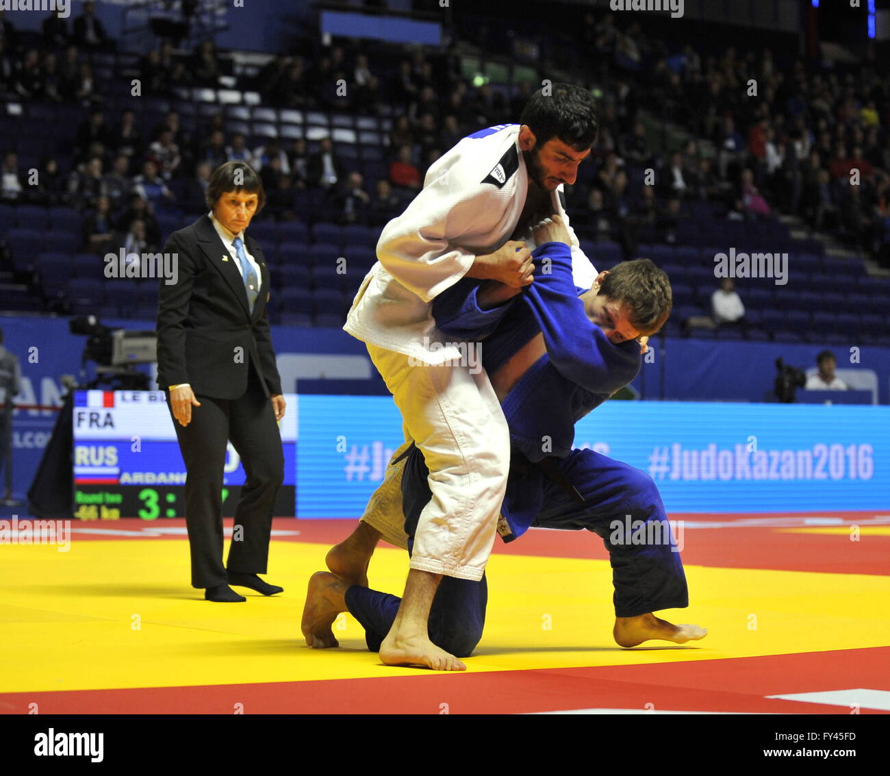 Kasan, Russische Föderation. 21. April 2016. Tschechische Judoka Pavel Petrikov, Recht, verlor das Match gegen armenische Judoka Hovhannes Davtyjan in die unter 60 kg-Klasse bei den Judo-Europameisterschaften in Kazan, Russland, am 21. April 2016. Bildnachweis: David Svab/CTK Foto/Alamy Live-Nachrichten Stockfoto