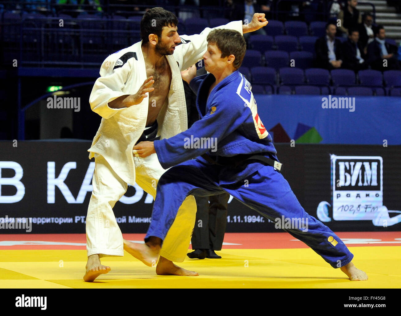 Kasan, Russische Föderation. 21. April 2016. Tschechische Judoka Pavel Petrikov, Recht, verlor das Match gegen armenische Judoka Hovhannes Davtyjan in die unter 60 kg-Klasse bei den Judo-Europameisterschaften in Kazan, Russland, am 21. April 2016. Bildnachweis: David Svab/CTK Foto/Alamy Live-Nachrichten Stockfoto