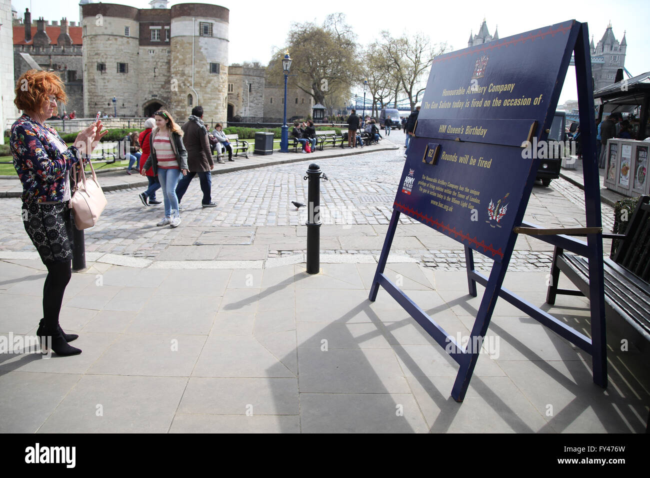 London, UK. 21. April 2016. Eine Frau nimmt das Foto des Zeichens.                  Der Royal Artillery markiert die Majestät 90. Geburtstag der Königin mit einem 62 Salutschüsse am Tower of London. Die drei L118 zeremoniellen Licht Kanonen, ähnlich denen operativ in den letzten Jahren in Afghanistan, werden verwendet, um über die Themse, 62 Salutschüsse abfeuern, mit Blick auf die HMS Belfast, in zehn Sekunden-Intervallen. Bildnachweis: Dinendra Haria/Alamy Live-Nachrichten Stockfoto