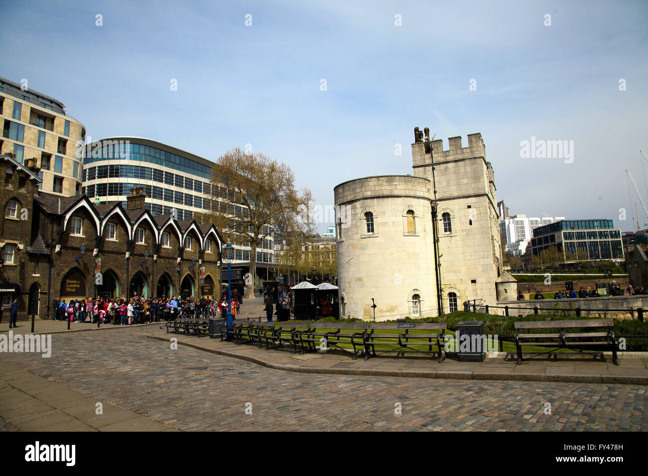 London, UK. 21. April 2016. Der Royal Artillery markiert die Majestät 90. Geburtstag der Königin mit einem 62 Salutschüsse am Tower of London. Die drei L118 zeremoniellen Licht Kanonen, ähnlich denen operativ in den letzten Jahren in Afghanistan, werden verwendet, um über die Themse, 62 Salutschüsse abfeuern, mit Blick auf die HMS Belfast, in zehn Sekunden-Intervallen. Bildnachweis: Dinendra Haria/Alamy Live-Nachrichten Stockfoto