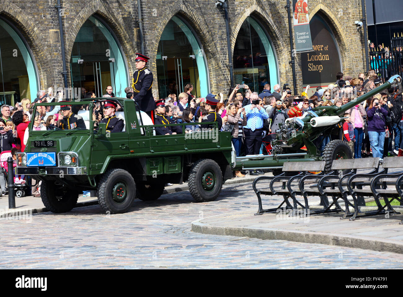 London, UK. 21. April 2016. Die Geschütze kommt in den Tower of London.             Der Royal Artillery markiert die ihrer Majestät, London, UK. 21. April 2016. Der Royal Artillery markiert die Majestät 90. Geburtstag der Königin mit einem 62 Salutschüsse am Tower of London. Die drei L118 Ceremonia 90. Geburtstag mit einem 62 gun Salute an der Tower of London. Die drei L118 zeremoniellen Licht Kanonen, ähnlich denen operativ in den letzten Jahren in Afghanistan, werden verwendet, um über die Themse, 62 Salutschüsse abfeuern, mit Blick auf die HMS Belfast, in zehn Sekunden-Intervallen. Bildnachweis: Dinendra Haria/Alamy Li Stockfoto