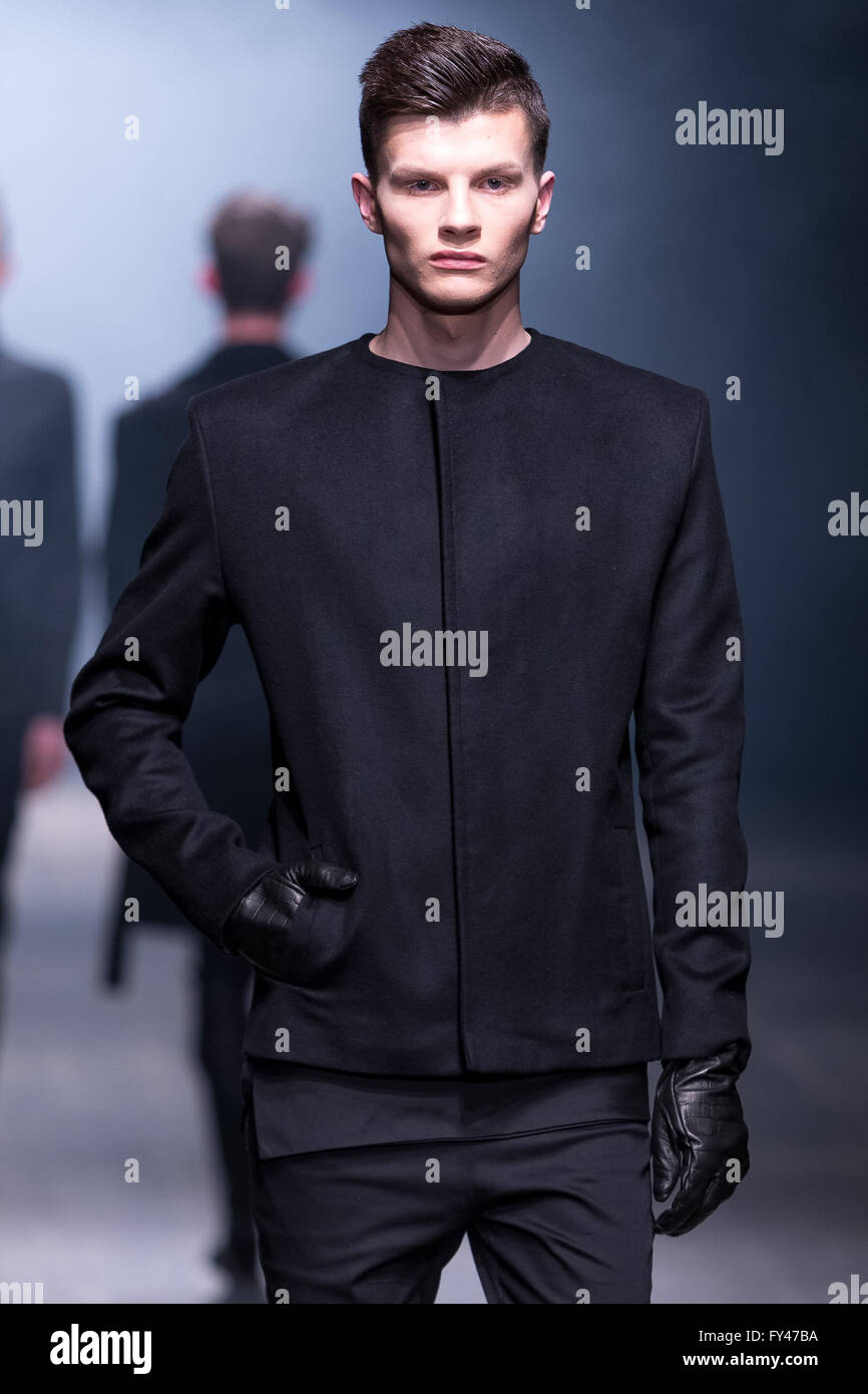 EXPO Lodz, Lodz, Polen, 20. April 2016. FashionPhilosophy Fashion Week Poland, Modelle zu Fuß den Laufsteg tragen Sammlung von Mateusz Puklo im STUDIO während der 14. Fashion Week Polen 2016, Credit: Tomasz Zasinski / Alamy Live News Stockfoto