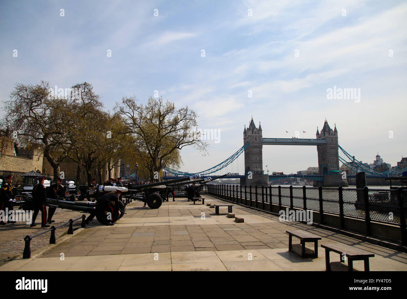 London, UK. 21. April 2016. Der Royal Artillery markiert die Majestät 90. Geburtstag der Königin mit einem 62 Salutschüsse am Tower of London. Die drei L118 zeremoniellen Licht Kanonen, ähnlich denen operativ in den letzten Jahren in Afghanistan, werden verwendet, um über die Themse, 62 Salutschüsse abfeuern, mit Blick auf die HMS Belfast, in zehn Sekunden-Intervallen. Bildnachweis: Dinendra Haria/Alamy Live-Nachrichten Stockfoto