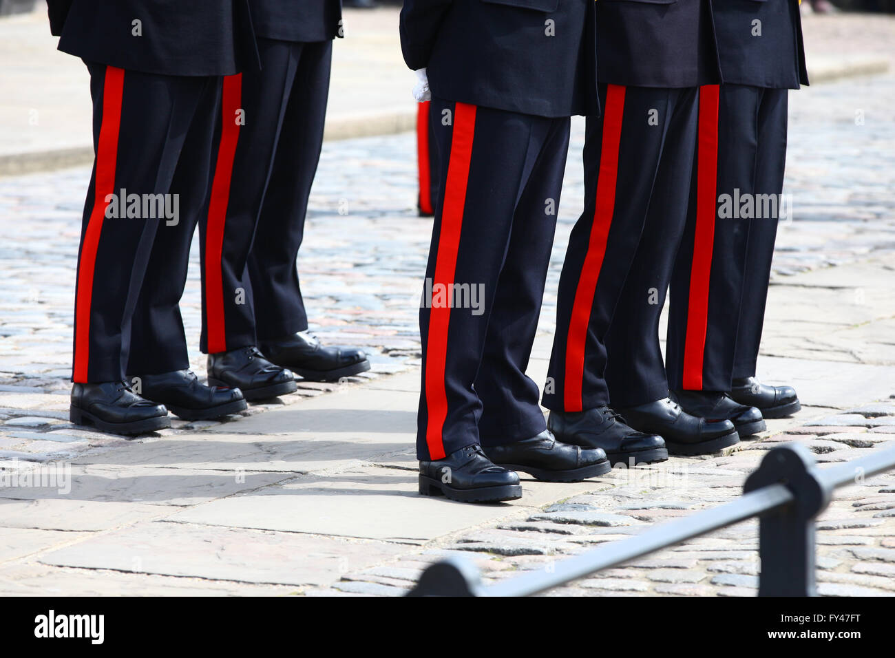 London, UK. 21. April 2016. Der Royal Artillery markiert die Majestät 90. Geburtstag der Königin mit einem 62 Salutschüsse am Tower of London. Die drei L118 zeremoniellen Licht Kanonen, ähnlich denen operativ in den letzten Jahren in Afghanistan, werden verwendet, um über die Themse, 62 Salutschüsse abfeuern, mit Blick auf die HMS Belfast, in zehn Sekunden-Intervallen. Bildnachweis: Dinendra Haria/Alamy Live-Nachrichten Stockfoto