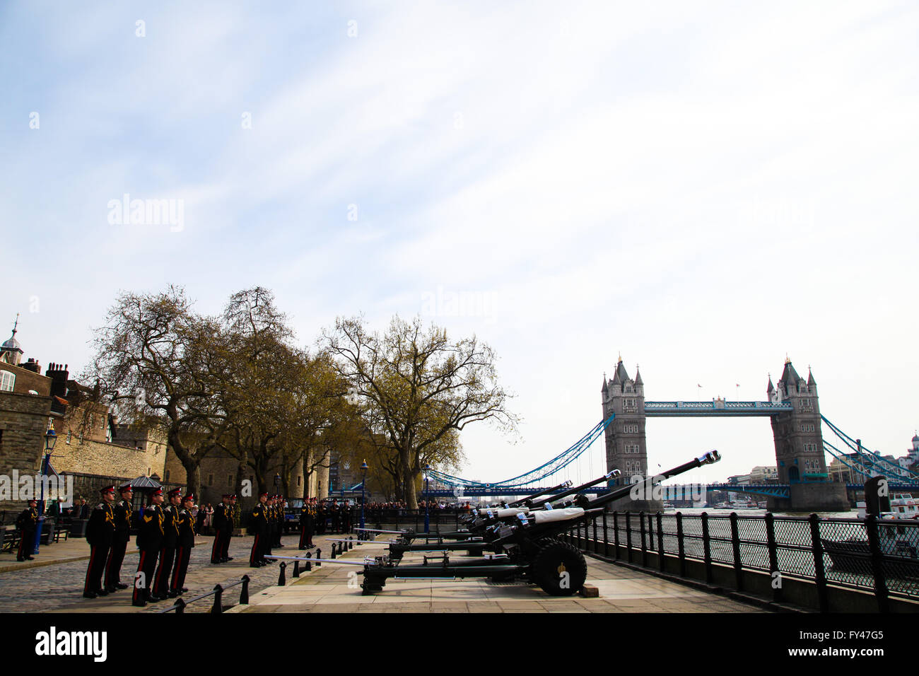 London, UK. 21. April 2016. Rauch aus dem Feuer. Der Royal Artillery markiert die Majestät 90. Geburtstag der Königin mit einem 62 Salutschüsse am Tower of London. Die drei L118 zeremoniellen Licht Kanonen, ähnlich denen operativ in den letzten Jahren in Afghanistan, werden verwendet, um über die Themse, 62 Salutschüsse abfeuern, mit Blick auf die HMS Belfast, in zehn Sekunden-Intervallen. Bildnachweis: Dinendra Haria/Alamy Live-Nachrichten Stockfoto