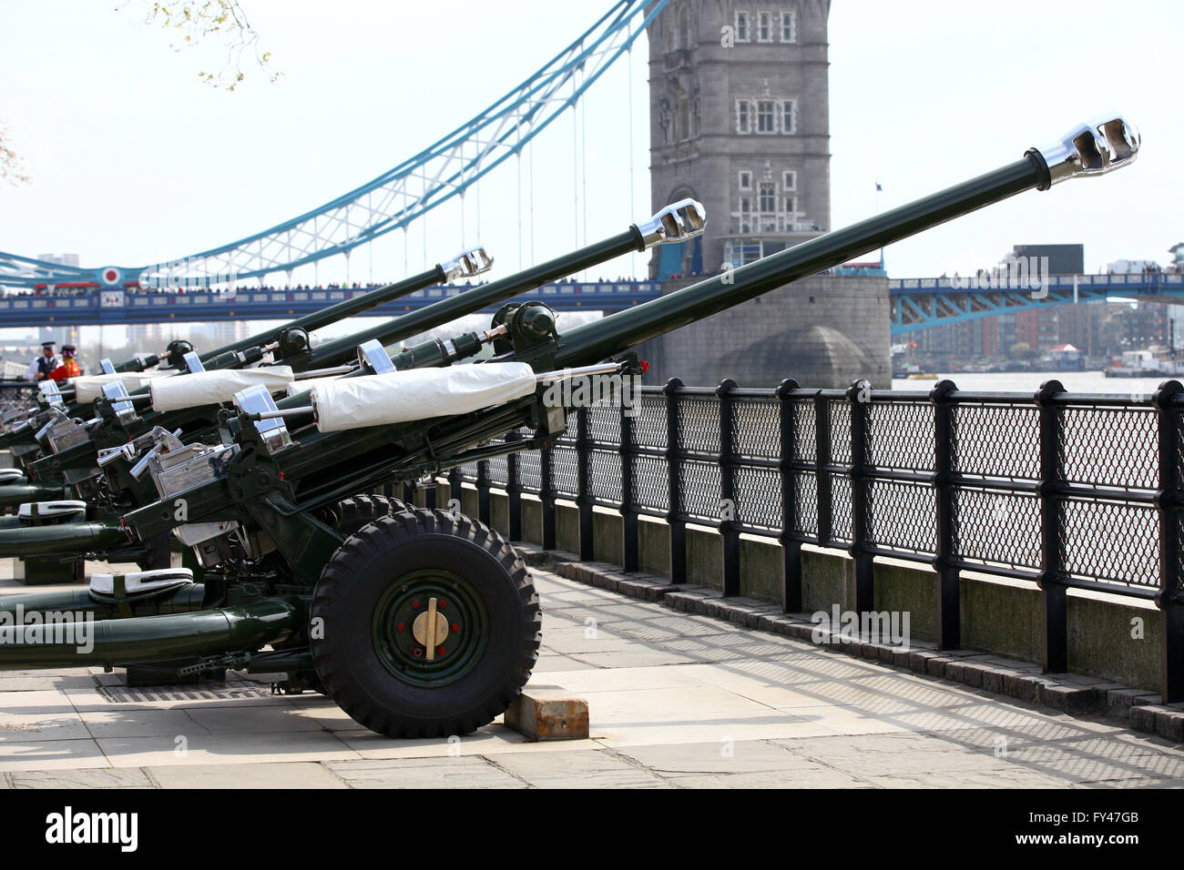 London, UK. 21. April 2016. Der Royal Artillery markiert die Majestät 90. Geburtstag der Königin mit einem 62 Salutschüsse am Tower of London. Die drei L118 zeremoniellen Licht Kanonen, ähnlich denen operativ in den letzten Jahren in Afghanistan, werden verwendet, um über die Themse, 62 Salutschüsse abfeuern, mit Blick auf die HMS Belfast, in zehn Sekunden-Intervallen. Bildnachweis: Dinendra Haria/Alamy Live-Nachrichten Stockfoto