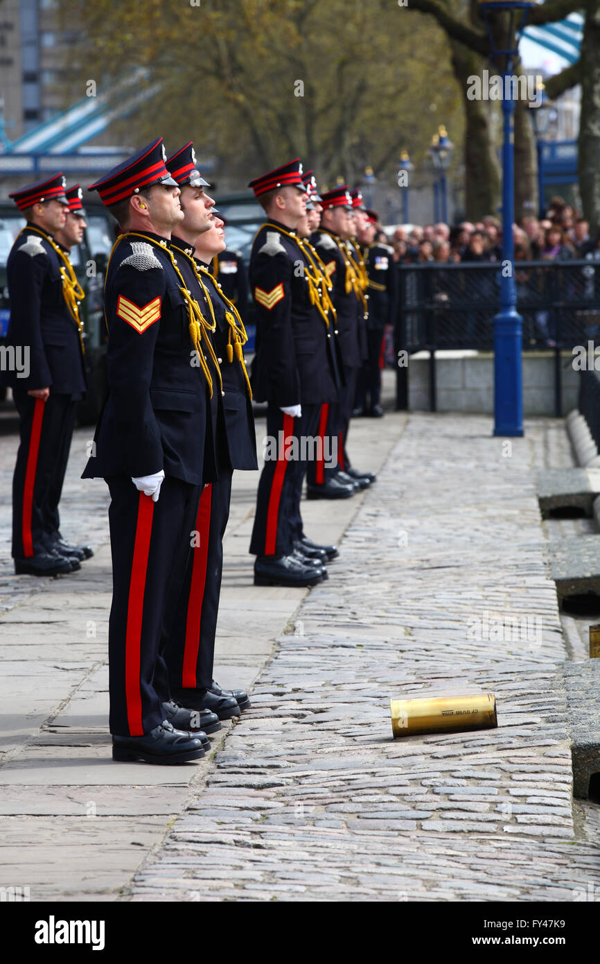 London, UK. 21. April 2016. Der Royal Artillery markiert die Majestät 90. Geburtstag der Königin mit einem 62 Salutschüsse am Tower of London. Die drei L118 zeremoniellen Licht Kanonen, ähnlich denen operativ in den letzten Jahren in Afghanistan, werden verwendet, um über die Themse, 62 Salutschüsse abfeuern, mit Blick auf die HMS Belfast, in zehn Sekunden-Intervallen. Bildnachweis: Dinendra Haria/Alamy Live-Nachrichten Stockfoto