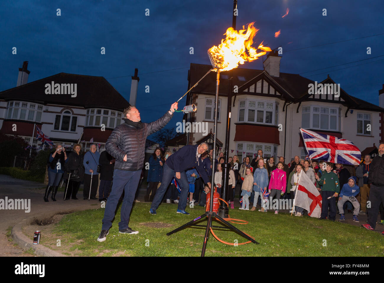 Leigh-on-Sea, Vereinigtes Königreich, 21. April 2016. Hamboro Straße Bewohner eine offizielle Leuchtfeuer im Auftrag von Leigh-on-Sea und Southend-on-Sea Beleuchtung, anlässlich der 90. Geburtstag der Königin Mark Williams leuchtet das Leuchtfeuer, assistiert von Dave Emery Credit: Terence Mendoza/Alamy Live News Stockfoto