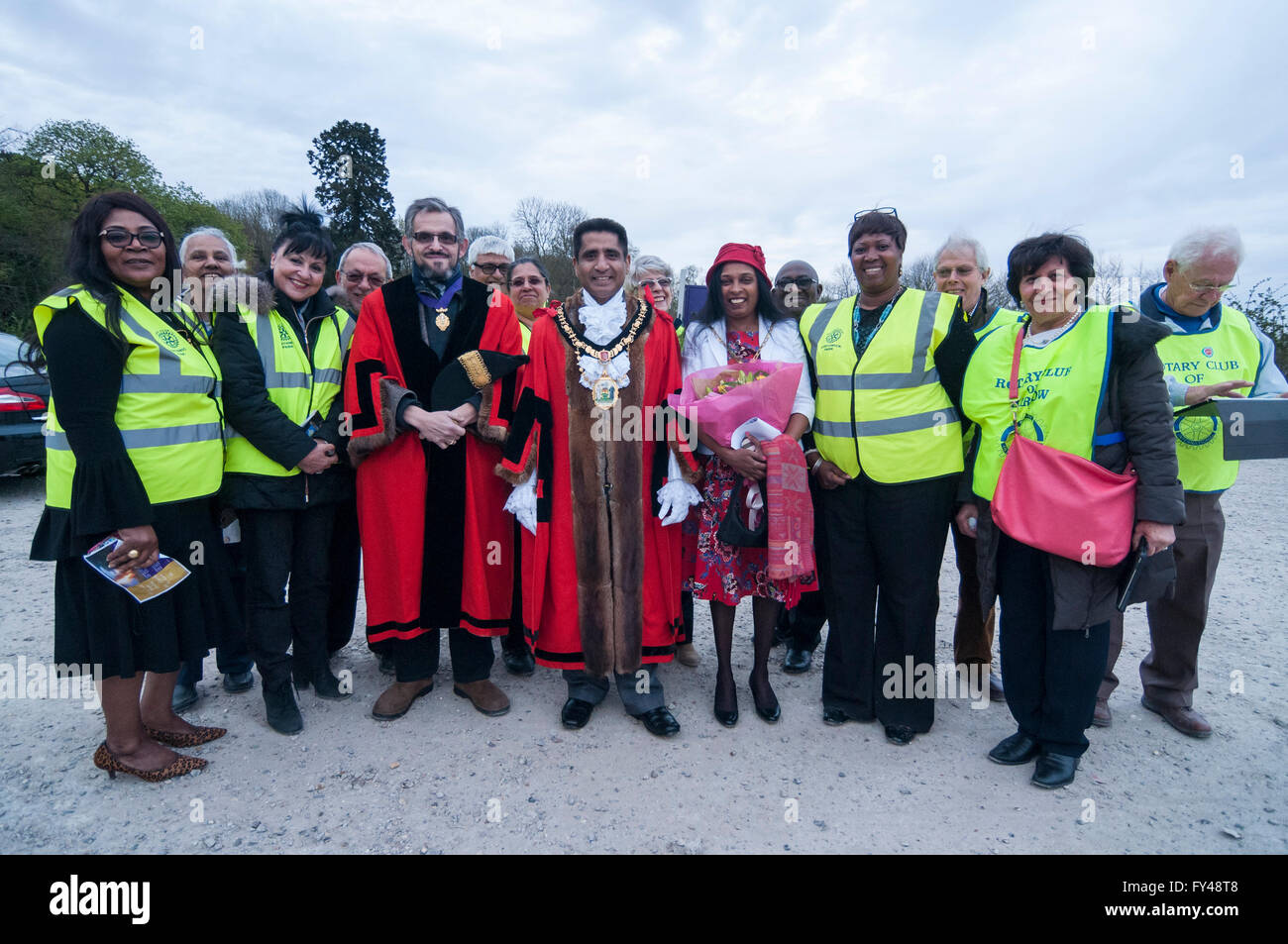 London, UK. 21. April 2016. Anwohner-Rotary Club-Mitglieder und lokale Ratsmitglieder an alten Redding in Harrow Weald, North West London, posieren mit der Mayor of Harrow Cllr Krishna Suresh (C), seine Frau und Stadtrat Romain vor der Beleuchtung eines zwei Leuchttürmen in Harrow zu Ehren Königin Elizabeth II 90. Geburtstag am 21. April im Rahmen einer Bake Beleuchtung Zeremonie, wo mehr als 1.000 Leuchtfeuer bundesweit leuchtet. Bildnachweis: Stephen Chung/Alamy Live-Nachrichten Stockfoto