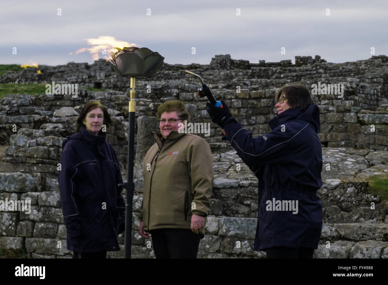 Housesteads Roman Fort, Northumberland, UK. 21. April 2016. Ein Leuchtfeuer leuchtet am römischen Kastells Housesteads, Northumberland, UK zu feiern den 90. Geburtstag von Königin Elizabeth II Credit: Nicholas Wesson/Alamy Live News Stockfoto