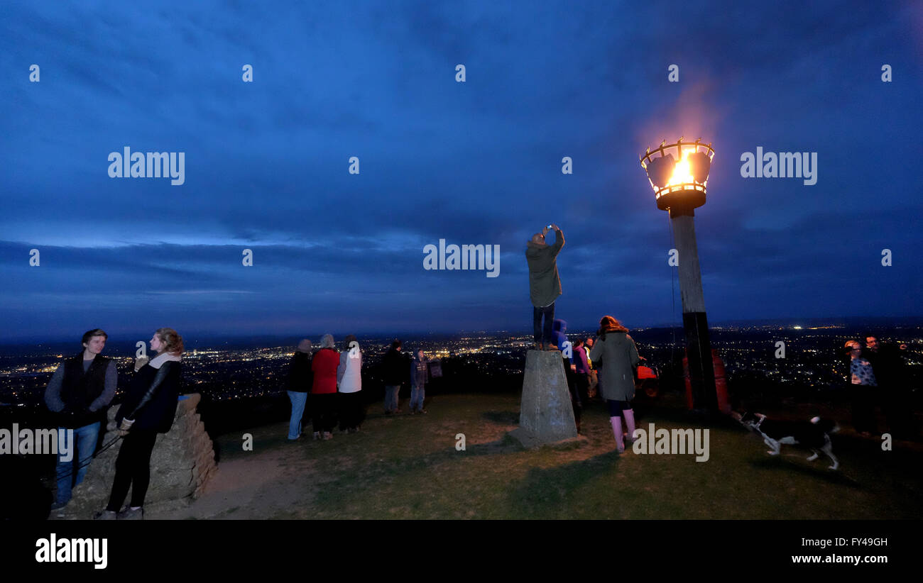 Königin der 90. Geburtstag Leuchtturm Beleuchtung auf Robinswood Hill, Gloucester, Gloucestershire, UK 21. April 2016.  Ein Leuchtturm wurde auf Robinswood Hill Country Park, als Bestandteil der Königin Geburtstagsfeiern entzündet.  Die Einheimischen trat Rates Würdenträger und sang happy Birthday und die Nationalhymne. Bildnachweis: Gavin Crilly/Alamy Live-Nachrichten Stockfoto