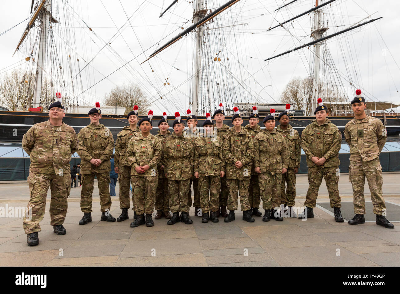 Greenwich, London, 21. April 2016. Die Armee-jüngstere Söhne posieren vor der Cutty Sark während der Feierlichkeiten. Der Royal Borough of Greenwich feiert 90. Geburtstag der Königin an Cutty Sark Gärten mit Royal-themed Unterhaltung und Musik von lokalen Bands, Beteiligung von Meer und Armee-jüngstere Söhne und einer Rede von Bürgermeister von Greenwich, Stadtrat Norman Adams. Bildnachweis: Imageplotter und Sport/Alamy Live Nachrichten Stockfoto