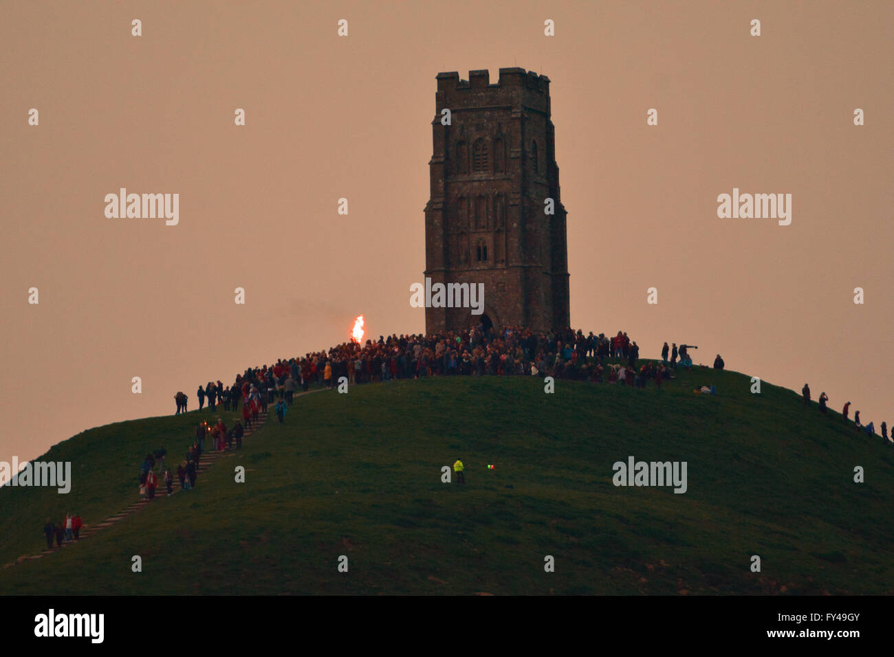 Somerset, UK. 21. April 2016. Glastonbury Tor in Somerset. Menschen sammeln für die Königinnen 90. Geburtstag wo ein Leuchtfeuer am nächtlichen Himmel für den ganz besonderen Anlass leuchtet. ROBERT TIMONEY/AlamyliveNews Stockfoto