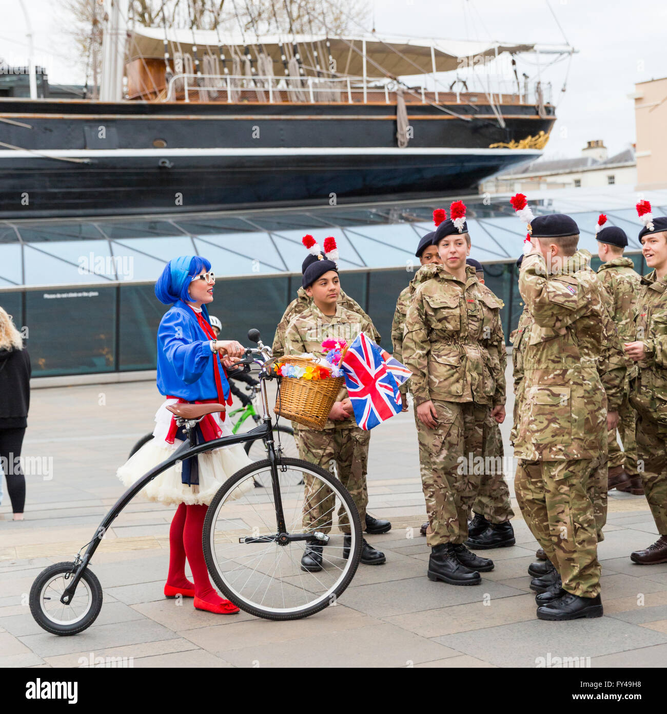 Greenwich, London, 21. April 2016. Performer Union Jill spricht zu den Armee-jüngstere Söhne. Der Royal Borough of Greenwich feiert 90. Geburtstag der Königin an Cutty Sark Gärten mit Royal-themed Unterhaltung und Musik von lokalen Bands, Beteiligung von Meer und Armee-jüngstere Söhne und einer Rede von Bürgermeister von Greenwich, Stadtrat Norman Adams. Bildnachweis: Imageplotter und Sport/Alamy Live Nachrichten Stockfoto