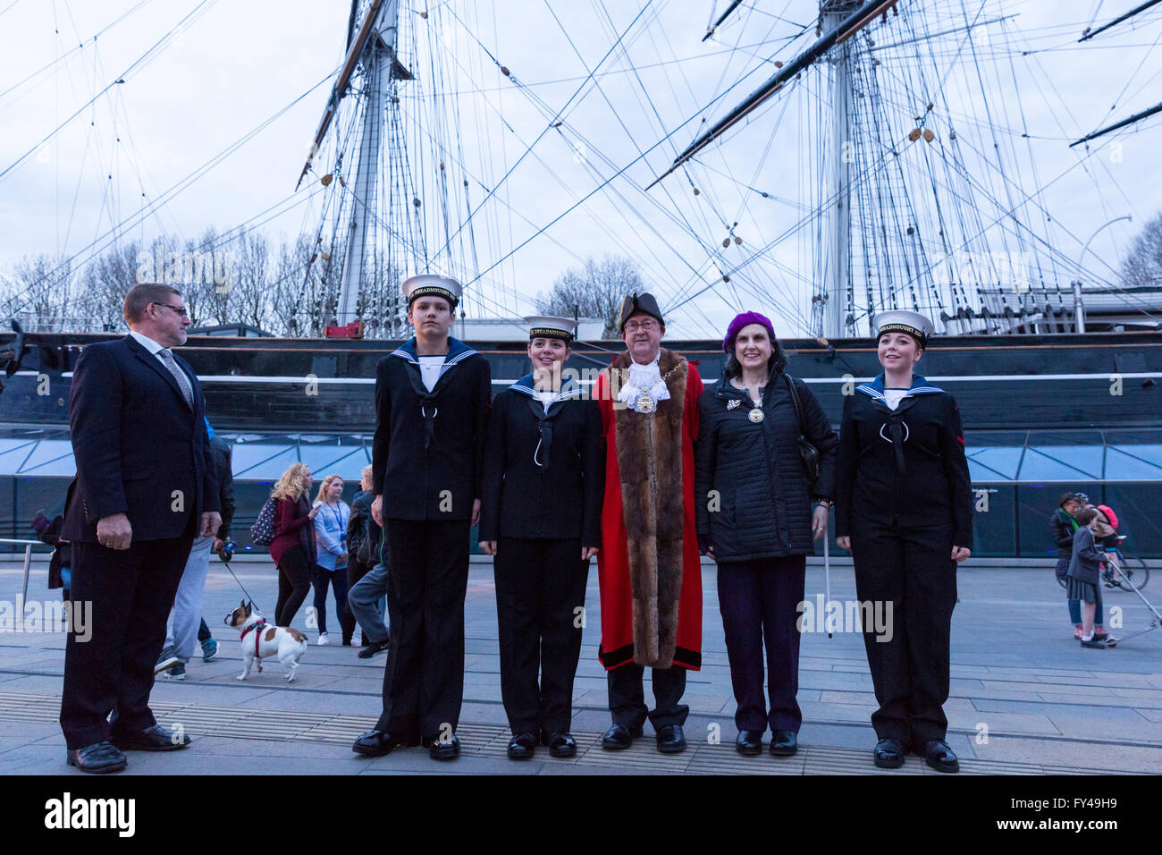 Greenwich, London, 21. April 2016. Der Bürgermeister von Greenwich, Stadtrat Norman Adams, mit dem Meer jüngsteren Söhnen vor der Cutty Sark. Der Royal Borough of Greenwich feiert 90. Geburtstag der Königin an Cutty Sark Gärten mit Royal-themed Unterhaltung und Musik von lokalen Bands, Beteiligung von Meer und Armee-jüngstere Söhne und einer Rede von Bürgermeister von Greenwich, Stadtrat Norman Adams. Bildnachweis: Imageplotter und Sport/Alamy Live Nachrichten Stockfoto