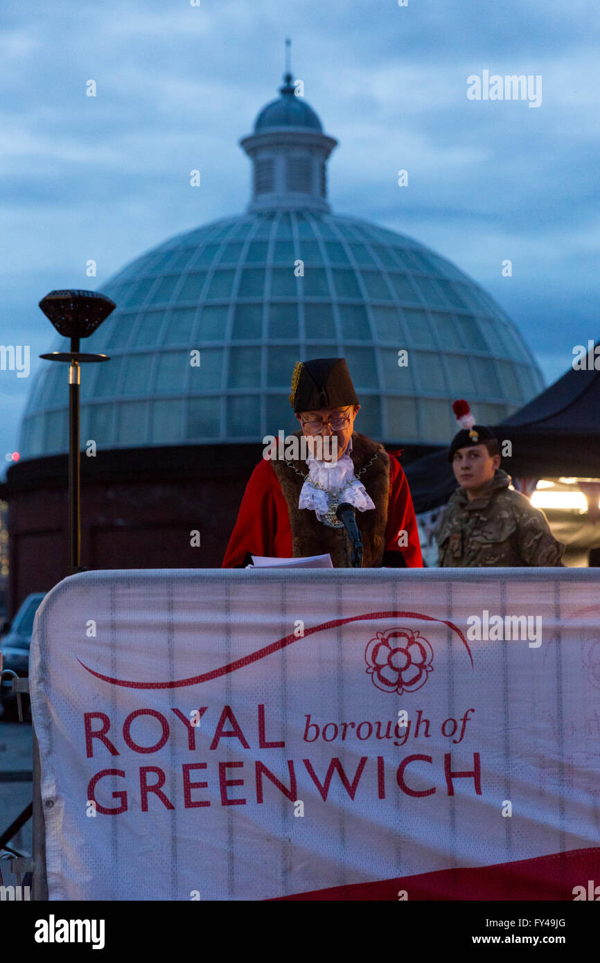 Greenwich, London, 21. April 2016. Der Bürgermeister von Greenwich, Stadtrat Norman Adams, liest ein Zeichen von Prinz Charles als Teil der Feierlichkeiten. Der Royal Borough of Greenwich feiert 90. Geburtstag der Königin an Cutty Sark Gärten mit Royal-themed Unterhaltung und Musik von lokalen Bands, Beteiligung von Meer und Armee-jüngstere Söhne und einer Rede von Bürgermeister von Greenwich, Stadtrat Norman Adams. Bildnachweis: Imageplotter und Sport/Alamy Live Nachrichten Stockfoto