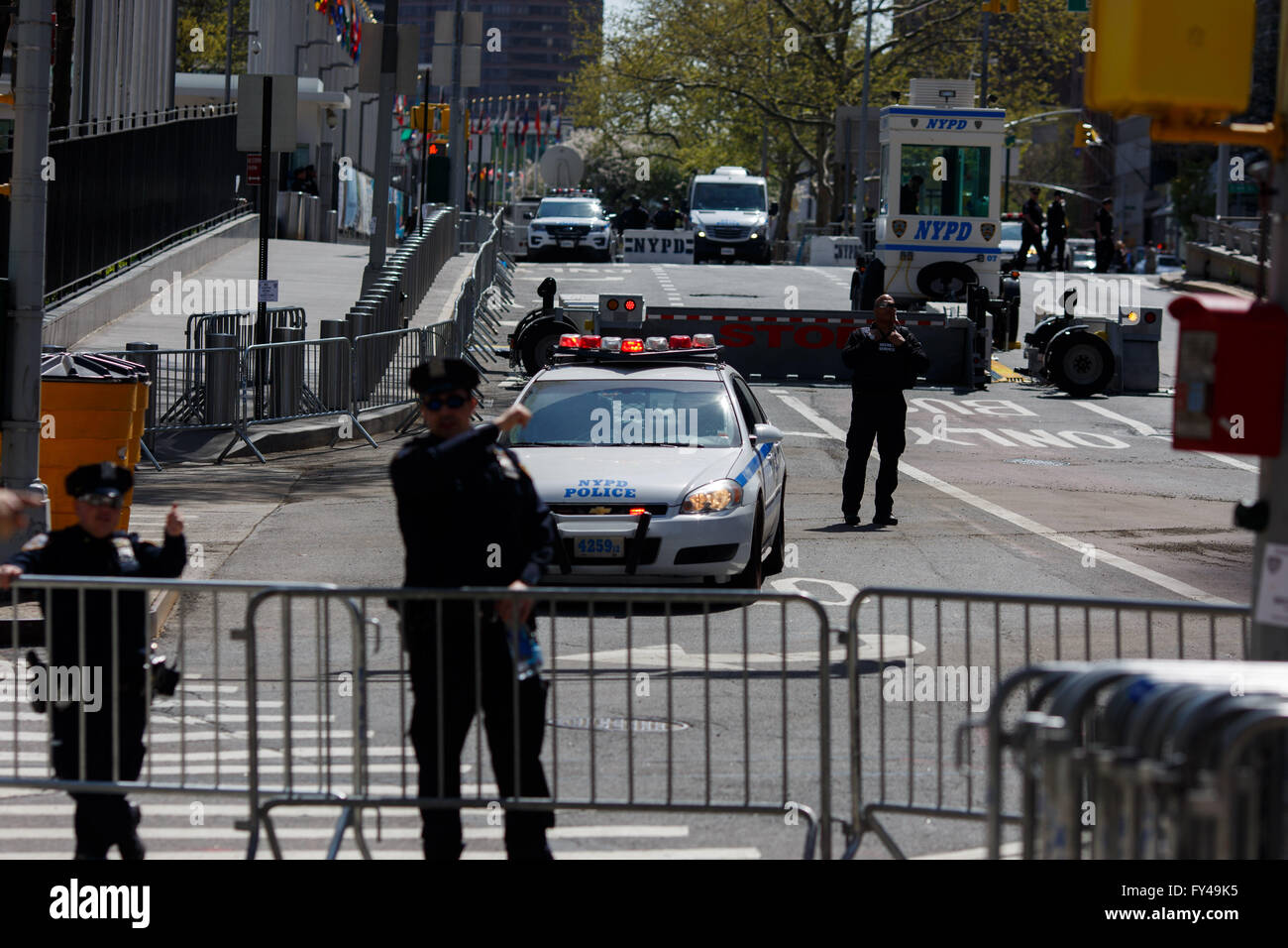 New York, USA. 21. April 2016. NYPD-Polizisten und Geheimdienstler Wachen außerhalb der Amtssitz der Vereinten Nationen in New York, 21. April 2016. Mehr als 165 Mitgliedstaaten der Vereinten Nationen werden erwartet eine hochrangige Unterzeichnungszeremonie für Paris Klimaabkommen, einschließlich eine geschätzte 60 Staats- und Regierungschefs, ein UN-Sprecher sagte Reportern hier Donnerstag. © Li Muzi/Xinhua/Alamy Live-Nachrichten Stockfoto