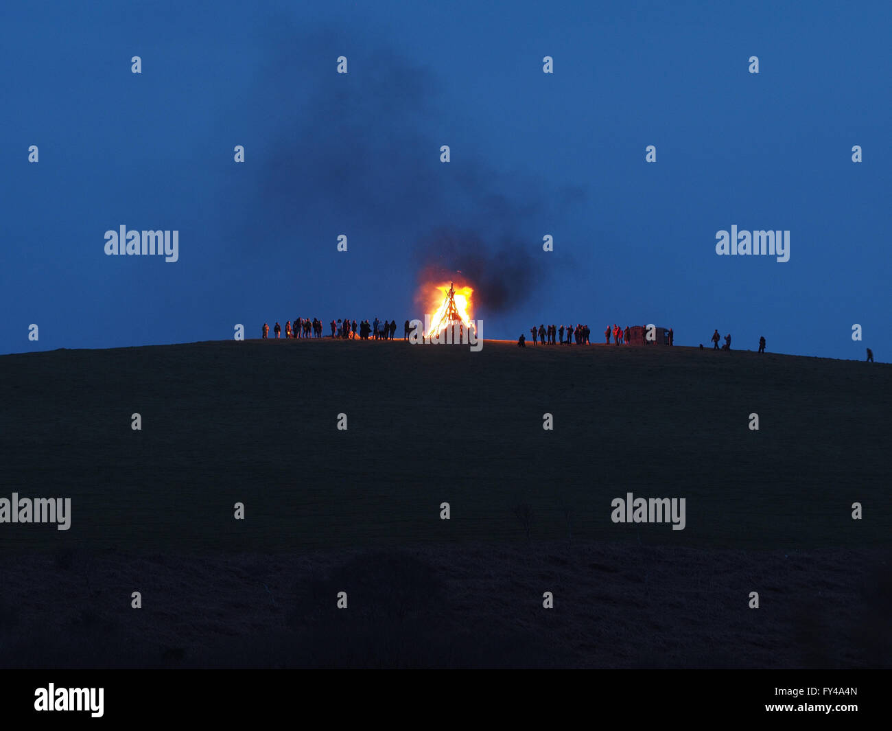 Minehead, Somerset, UK. 21. April 2016. Ein Treffen rund um die Beleuchtung des Leuchtfeuers auf Mineheads North Hill zu Ehren der Königinnen 90. Geburtstag. Bildnachweis: Adrian Hall/Alamy Live-Nachrichten Stockfoto