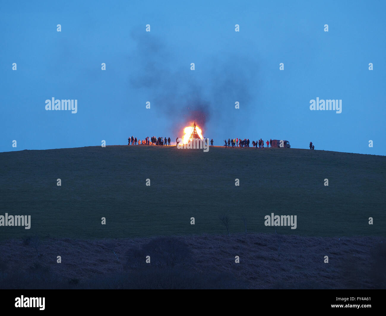 Minehead, Somerset, UK. 21. April 2016. Ein Treffen rund um die Beleuchtung des Leuchtfeuers auf Mineheads North Hill zu Ehren der Königinnen 90. Geburtstag. Bildnachweis: Adrian Hall/Alamy Live-Nachrichten Stockfoto