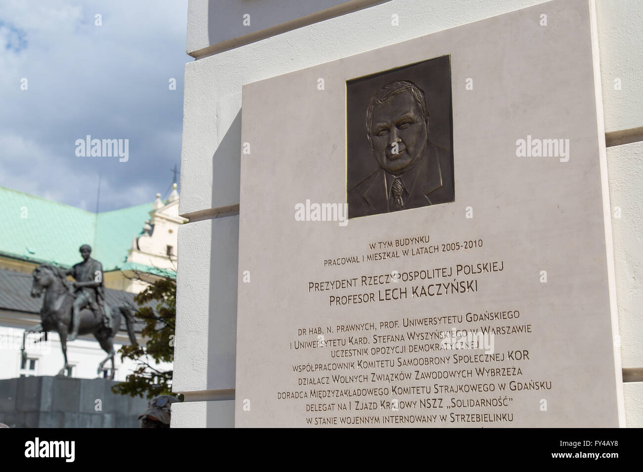 Warschau, Polen. 21. April 2016. Gedenktafel gewidmet Präsident Lech Kaczynski vor dem Präsidentenpalast (in polnischer Sprache: Palac Prezydencki) in Warschau. © Mateusz Wlodarczyk/Pacific Press/Alamy Live-Nachrichten Stockfoto