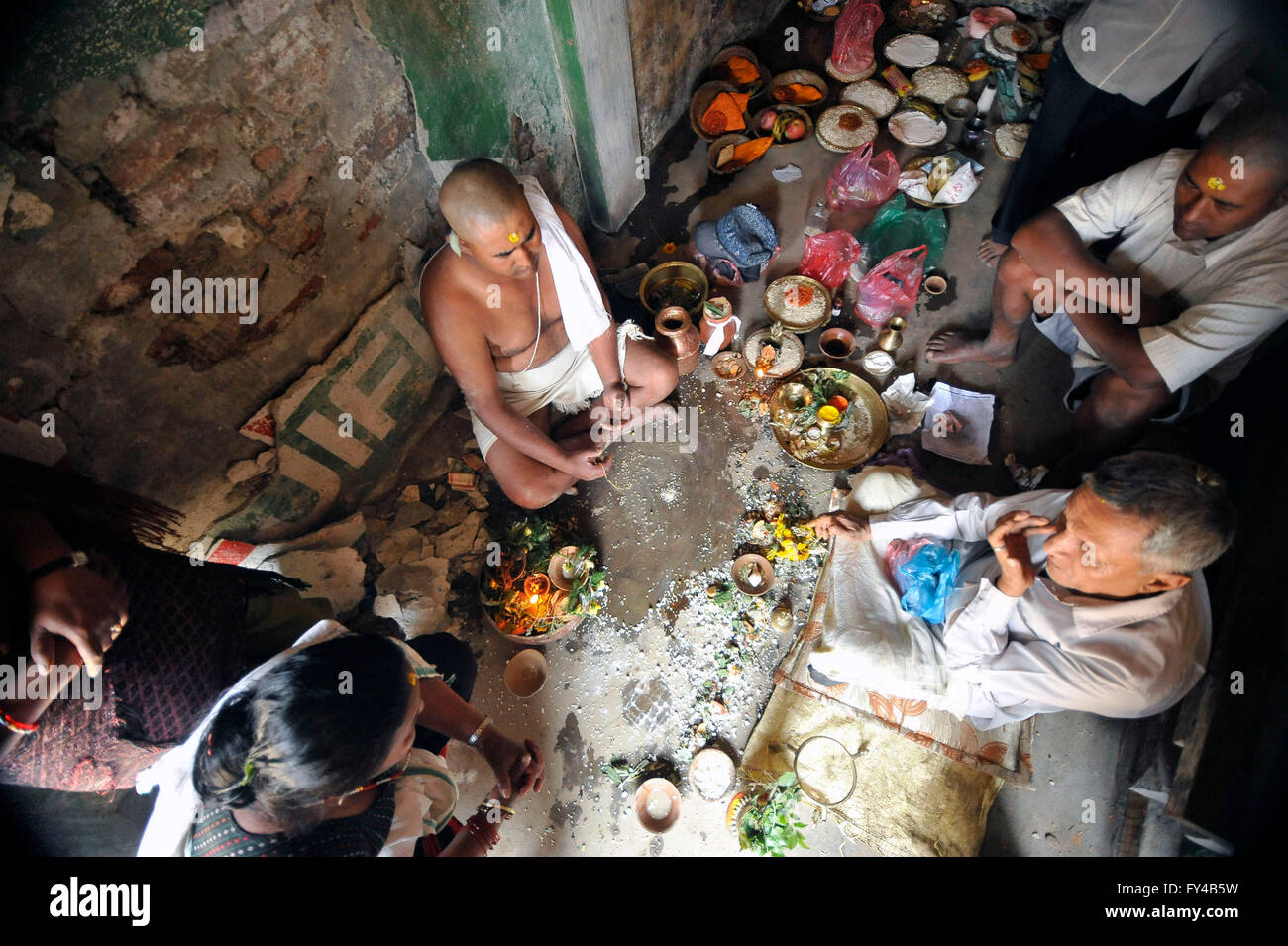 Kathmandu, Nepal. 21. April 2016. RAM-Duwal, 29 Jahre alt, religiöses Ritual Puja "SARADA" ihrer Mutter Betii Duwal, 68 Jahre alt in seinem zerstörten Haus, die während der letztjährigen Erdbeben in Tahamala, Bhaktapur, Nepal Untergang durchführen. Die meisten der alten wurden Häuser in Bhaktapur schlecht vom letztjährigen Erdbeben mit einer Magnitude von 7,8 Tötung über 8.000 Menschen in Nepal und Tausende von zerstört verletzt, wodurch Hunderte von Menschen in vielen Bezirken des Landes Obdachlose mit ganze Dörfer wurden. © Narayan Maharjan/Pacific Press/Alamy Live-Nachrichten Stockfoto