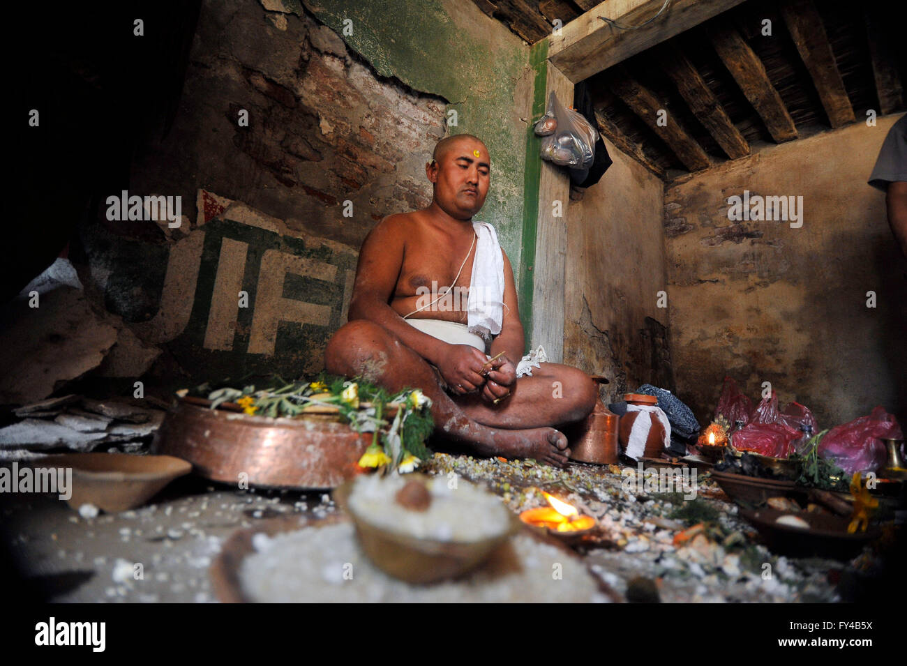 Kathmandu, Nepal. 21. April 2016. RAM-Duwal, 29 Jahre alt, religiöses Ritual Puja "SARADA" ihrer Mutter Betii Duwal, 68 Jahre alt in seinem zerstörten Haus, die während der letztjährigen Erdbeben in Tahamala, Bhaktapur, Nepal Untergang durchführen. Die meisten der alten wurden Häuser in Bhaktapur schlecht vom letztjährigen Erdbeben mit einer Magnitude von 7,8 Tötung über 8.000 Menschen in Nepal und Tausende von zerstört verletzt, wodurch Hunderte von Menschen in vielen Bezirken des Landes Obdachlose mit ganze Dörfer wurden. © Narayan Maharjan/Pacific Press/Alamy Live-Nachrichten Stockfoto