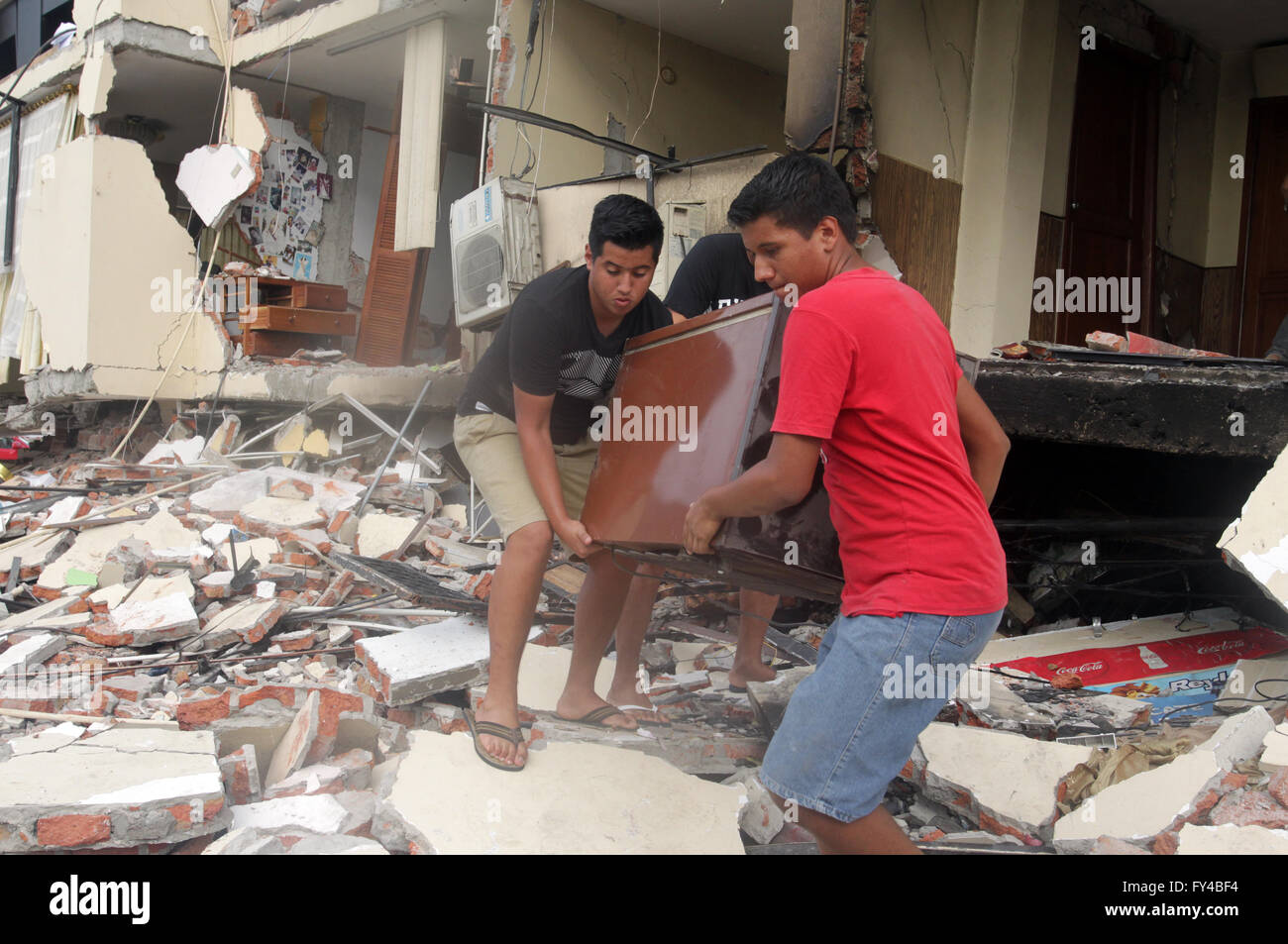 Portoviejo, Ecuador. 21. April 2016. Mitglieder einer Familie erholen sich die Sachen von ihr Haus beschädigt durch das Erdbeben in Portoviejo, Ecuador, am 21. April 2016. Ecuadors Staatsanwaltschaft sagte in seinem jüngsten Bericht, dass die Zahl der Todesopfer des verheerenden Erdbebens 577 erreicht hat. Unter den Toten waren mindestens 13 Ausländer aus verschiedenen Ländern. Bildnachweis: Rong Hao/Xinhua/Alamy Live-Nachrichten Stockfoto