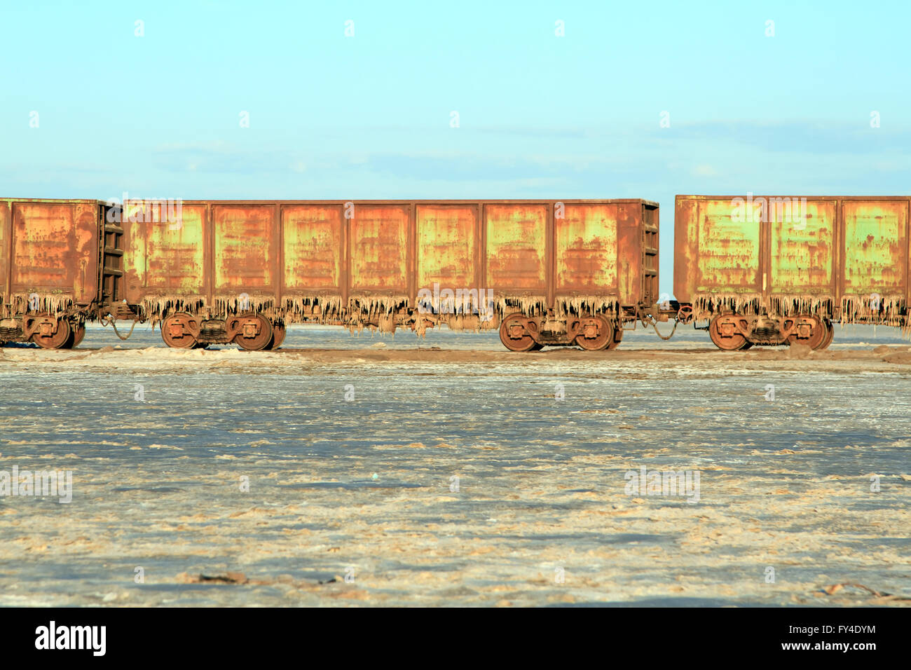 Alte rostige Waggons mit Stalaktiten von Salz in den See Baskun Stockfoto