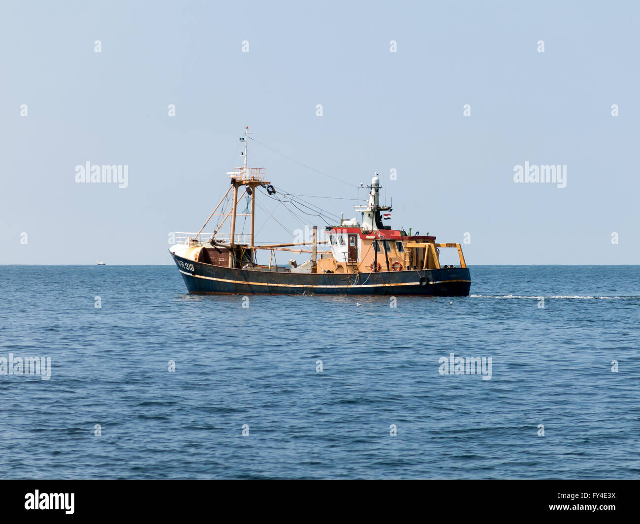 Niederländische Garnelenfischerin oder Garnelen Fräser Fischerboot auf the Wadden Sea, Niederlande Stockfoto