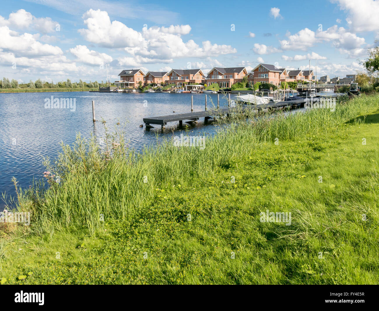 Am Wasser Häuser im grünen Vorort, Almere in der Provinz Flevoland, in der Nähe von Amsterdam Stockfoto