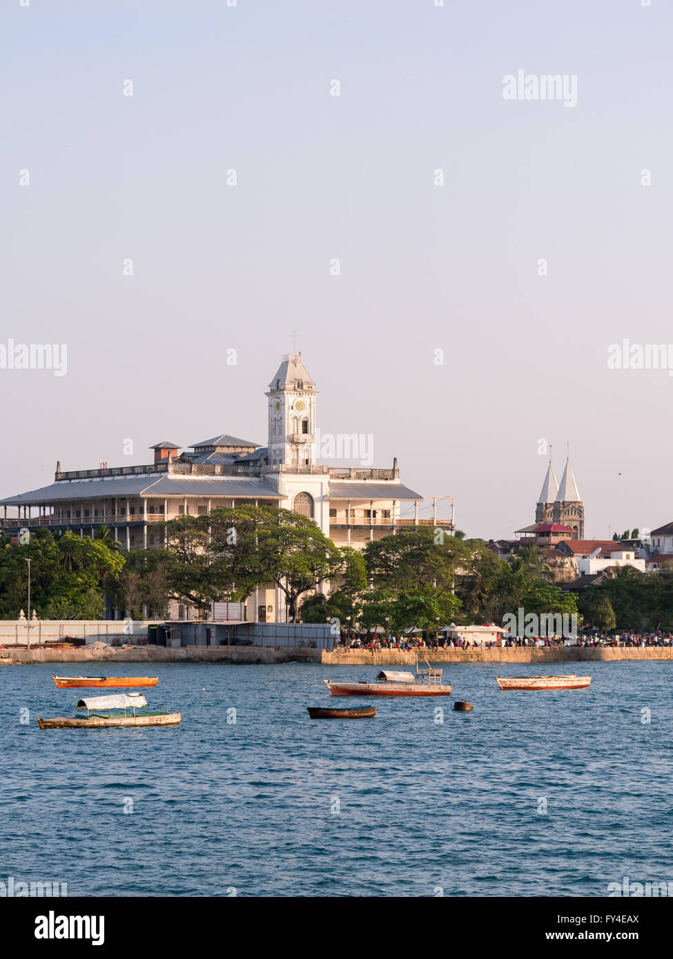 Stone Town auf Sansibar mit House of Wonders gesehen von der Fähre von Dar Es Salaam. Stockfoto