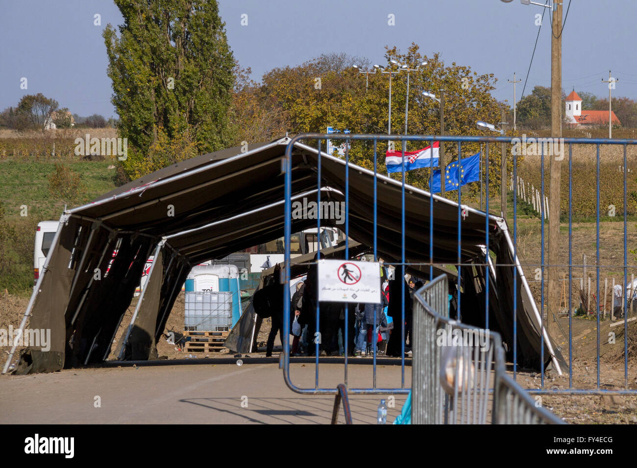 Flüchtlinge sind die Serbo-Croatian zwischen den Städten von Sid (Serbien) und Bapska (Kroatien) Grenze. Stockfoto