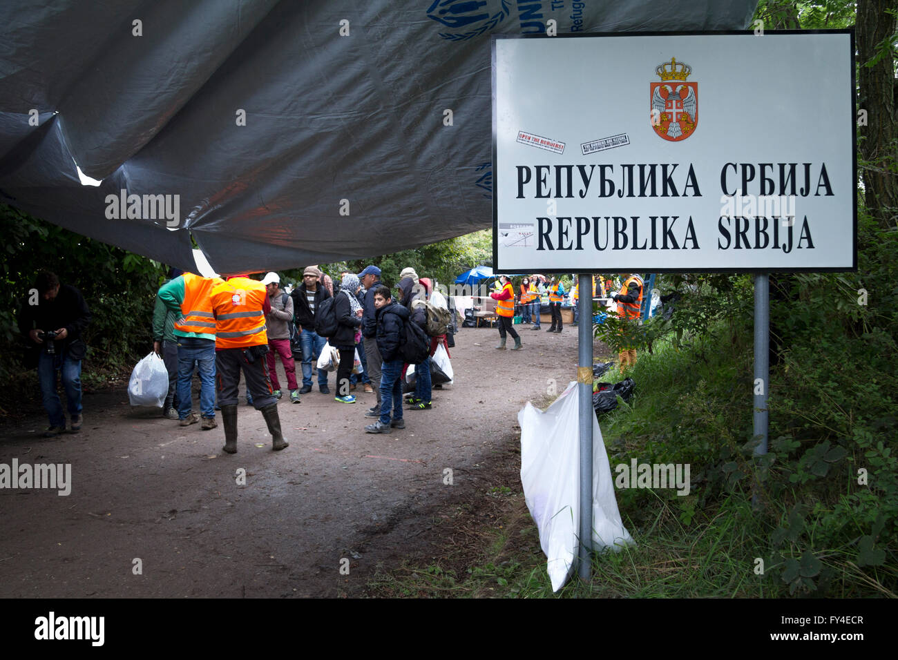 Flüchtlinge, Serbo-Kroatisch Grenzübertritt zwischen Berkasovo (Serbien) und Bapska (Kroatien) Stockfoto