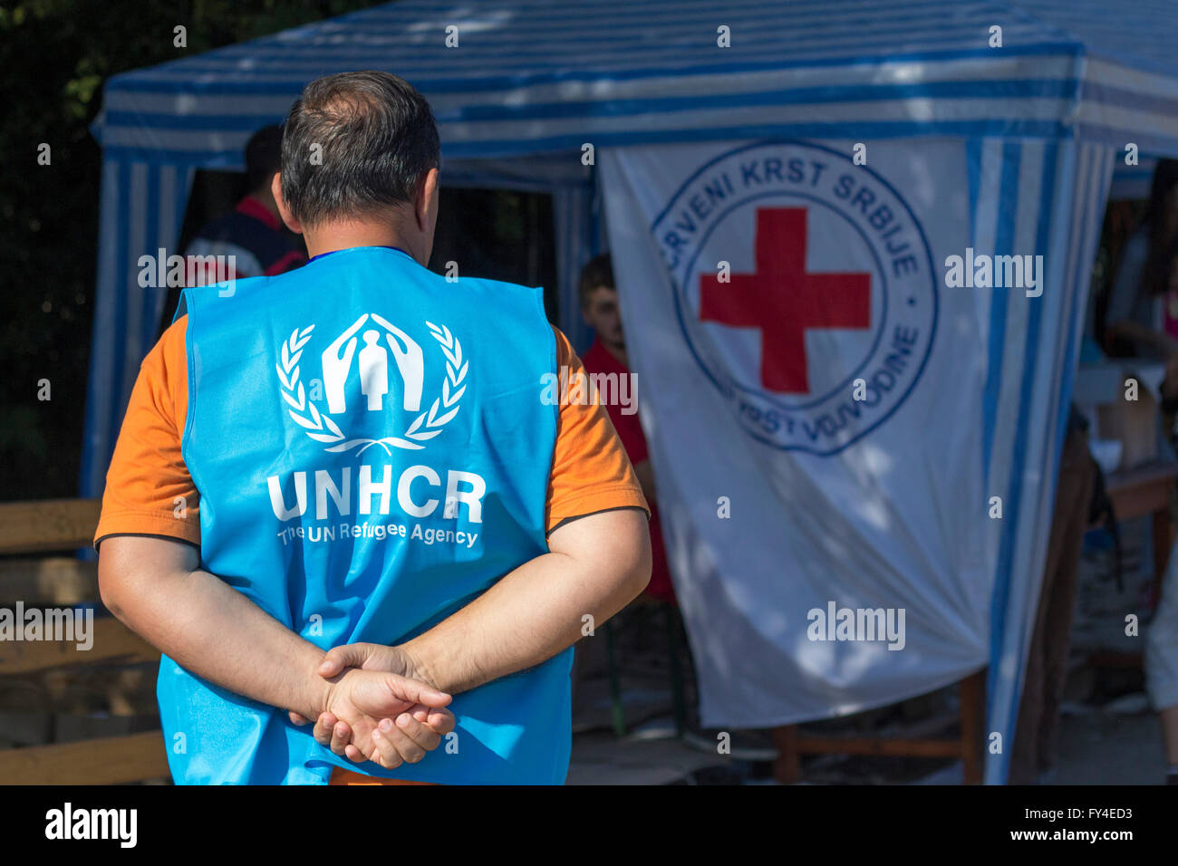 UNHCR-Mitarbeiter warten auf die Ankunft des Busses von Flüchtlingen in Berkasovo, an der Grenze der Serbo-Kroatisch Stockfoto