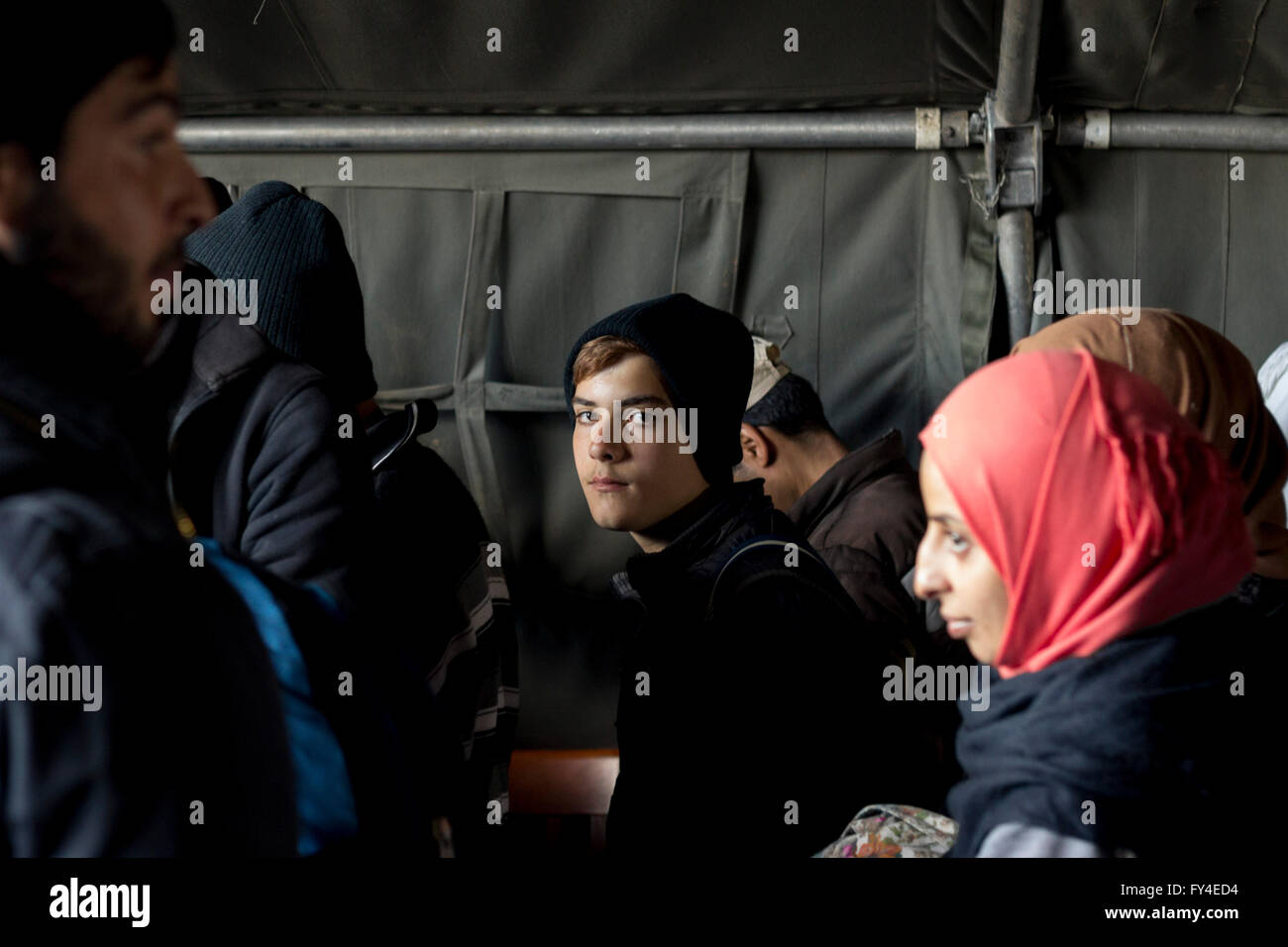 Flüchtlinge sind die Serbo-Croatian zwischen den Städten von Sid (Serbien) und Bapska (Kroatien) Grenze. Stockfoto