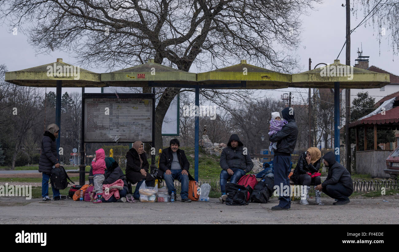 Syrische Fluchtlinge Die Darauf Warten Die Serbien Ungarn Grenze Bei Horgos Serbien Stockfotografie Alamy