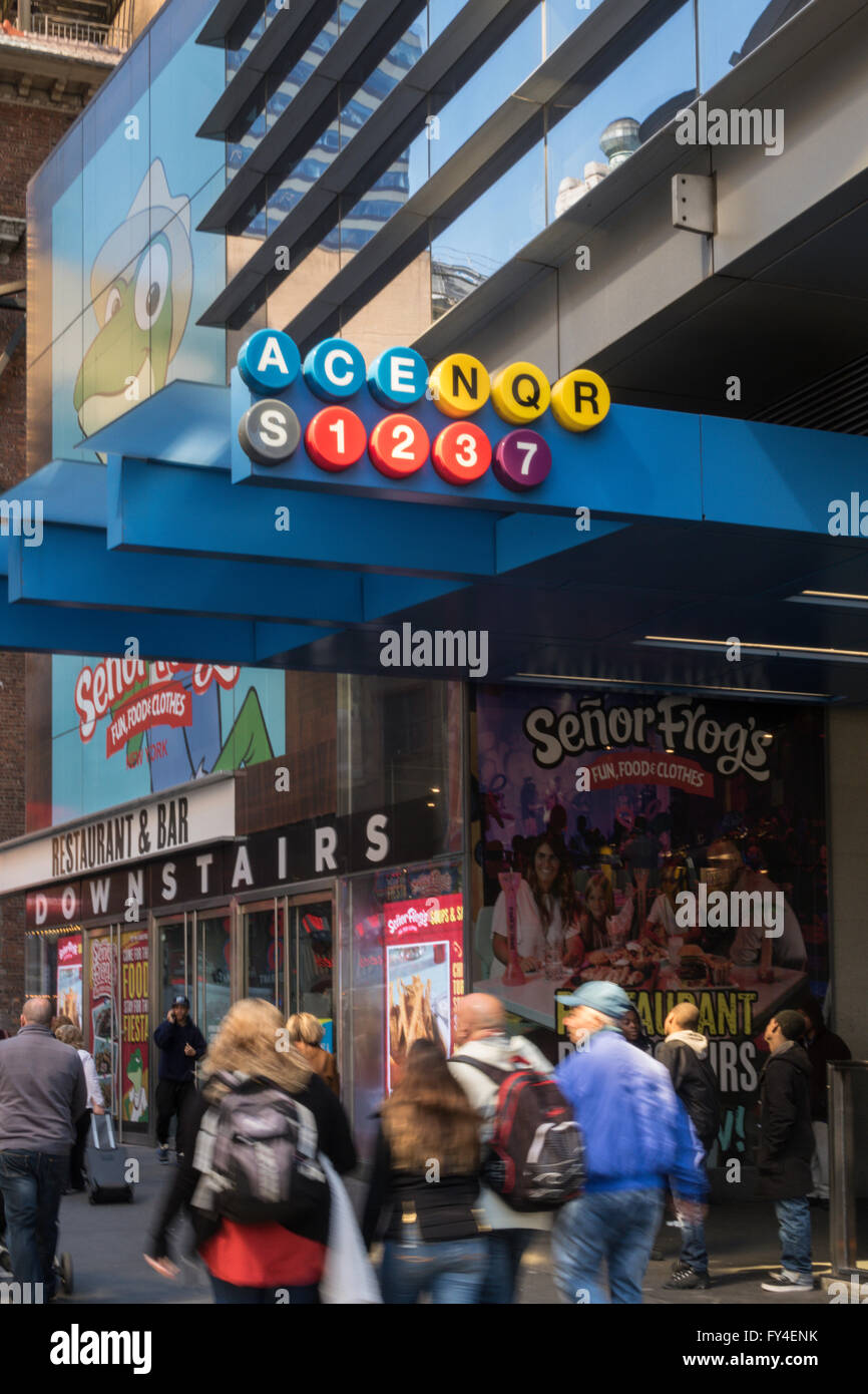 U-Bahn-Eingang auf der 42nd Street am 11 Times Square, New York, USA Stockfoto