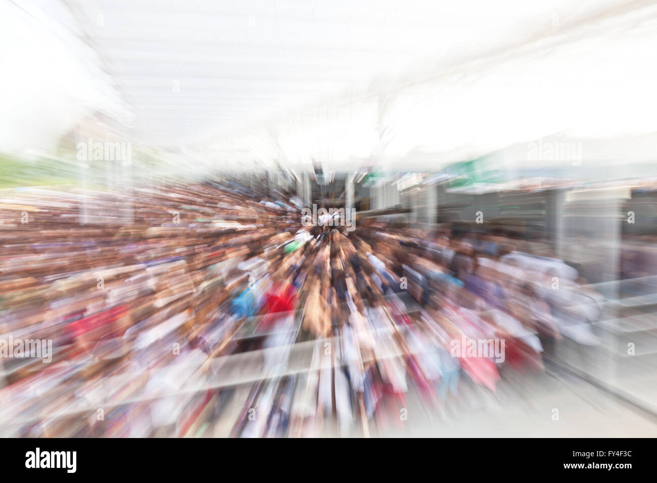 Menschen zu Fuß und Umzug in moderne Struktur Stockfoto