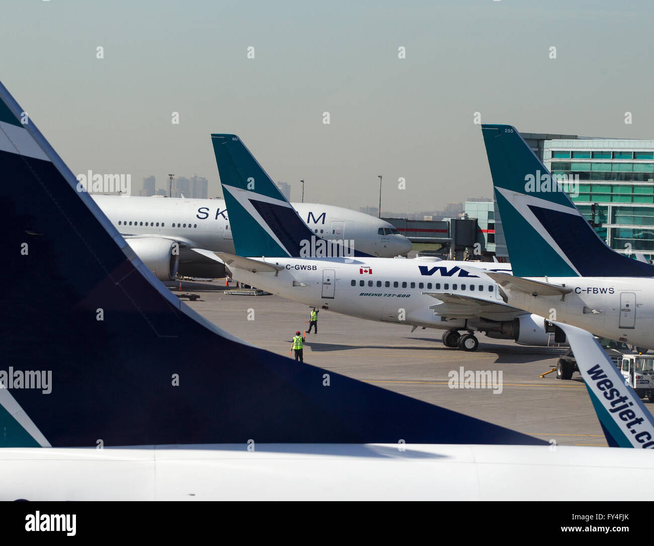 WestJet-Flugzeugen auf dem Rollfeld am Flughafen Toronto Pearson in Toronto, Ontario, am 7. Mai 2015. Stockfoto