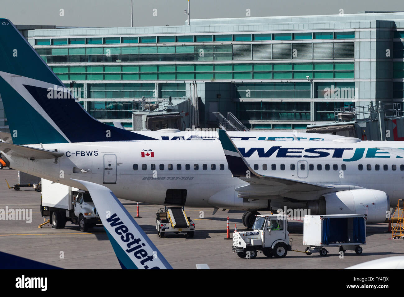 WestJet-Flugzeugen auf dem Rollfeld am Flughafen Toronto Pearson in Toronto, Ontario, am 7. Mai 2015. Stockfoto