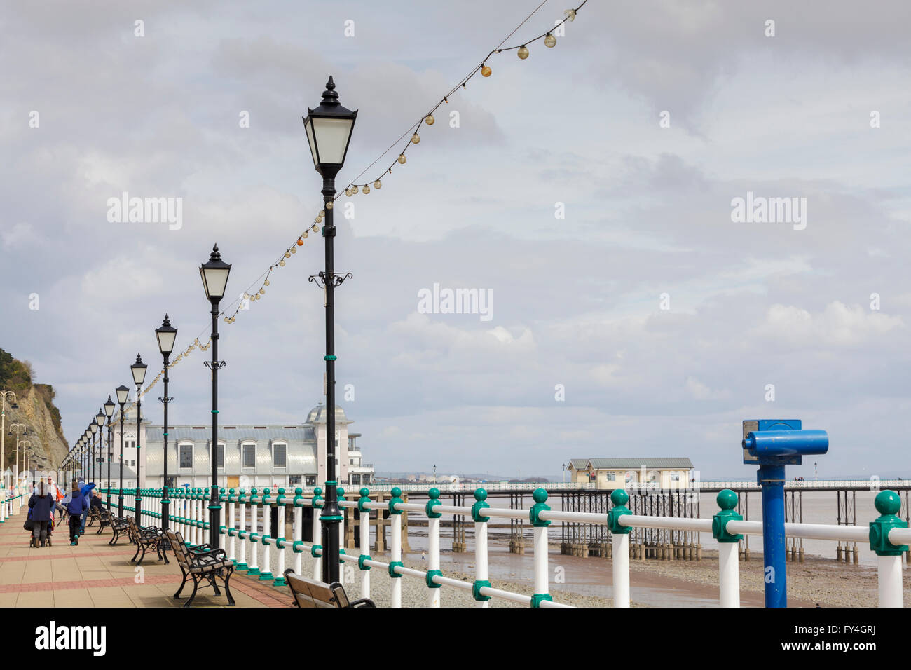 Alten viktorianischen Laternen und Pier in Penarth in Vale of Glamorgan, South Wales UK Stockfoto